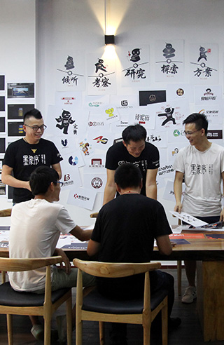 餐赢计团队讨论工作