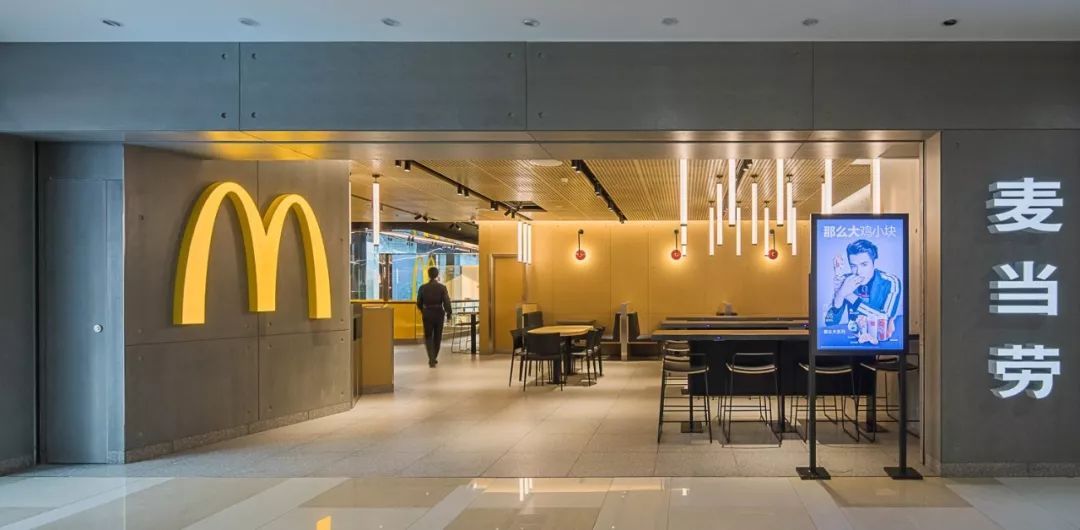 麦当劳未来旗舰店开业了,在门口玩起了跳一跳