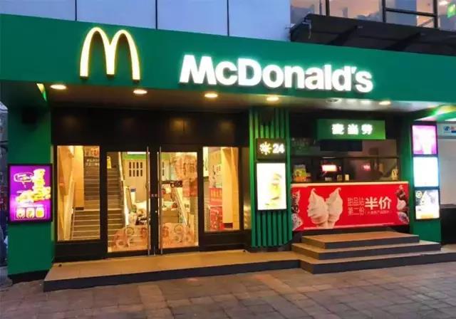 见多了麦当劳的百变，一夜之间换装变绿，你还习惯吗？