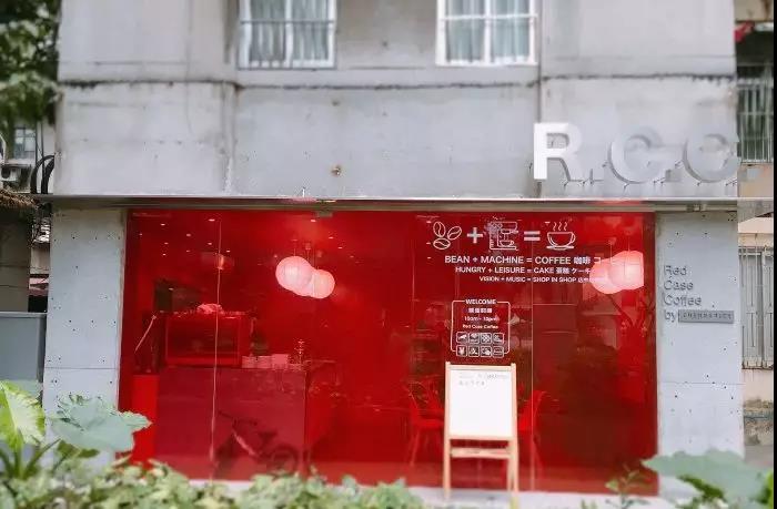 一家以大红色为主色调的“R.C.C.咖啡店”